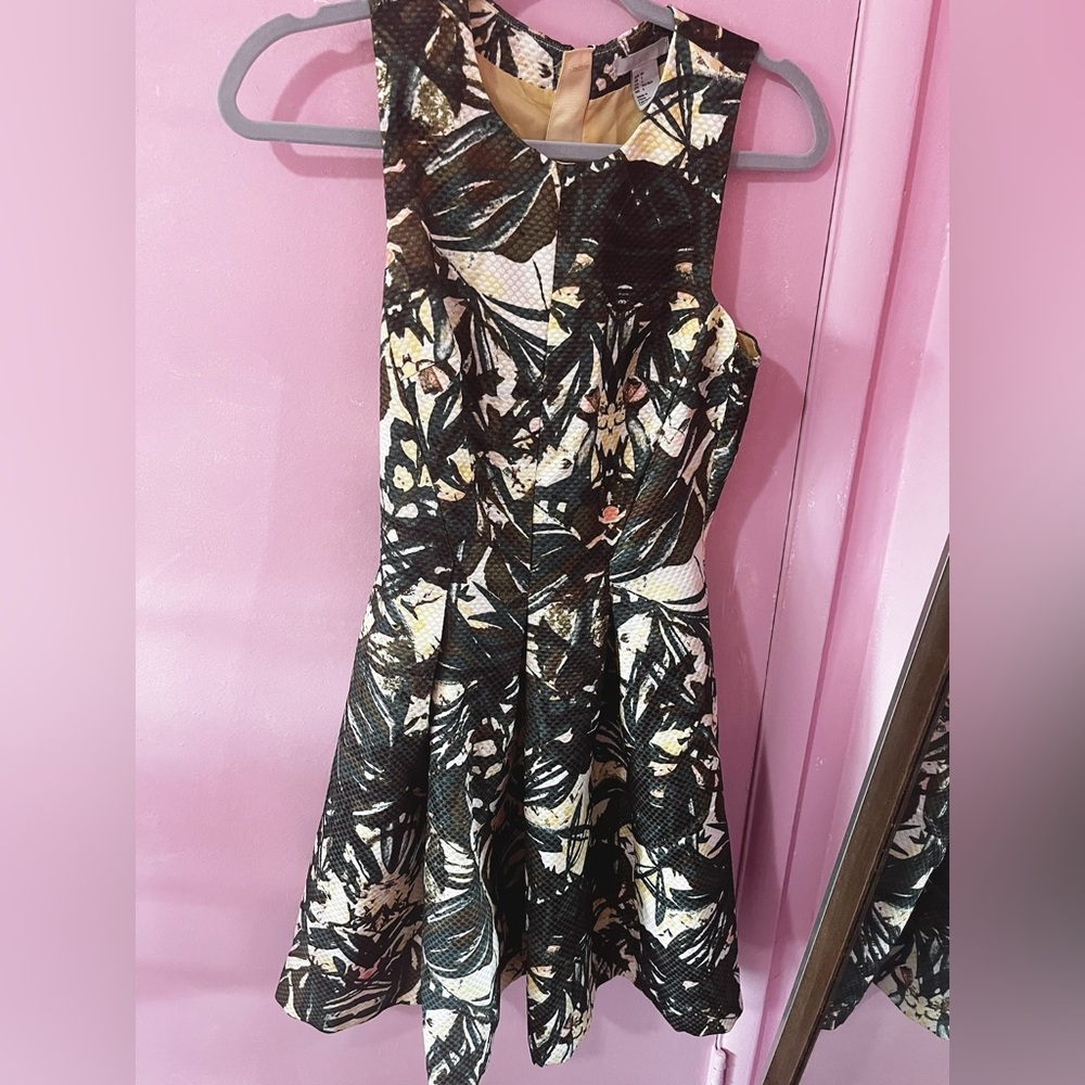 H&M Size 4 Skater Sleeveless Floral Print V-Neck Tropical Dress Green 100% poly